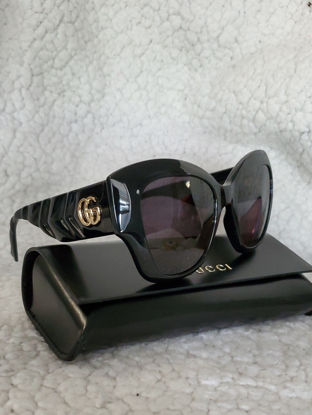 Gucci Black Cat-Eye Sunglasses with Gold Double G Emblem